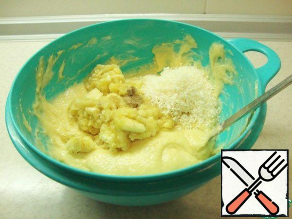 In the resulting dough, add bananas, coconut chips, vanilla sugar and cardamom.
Stir.