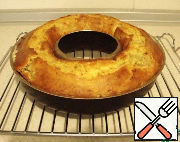 Leave the finished cake in the form for 5-7 minutes, then take it out and cool on the grill.