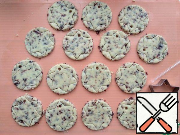 With the help of a mold, I have a star, make a pattern. If you plan to hang cookies on the Christmas tree, then make holes with a tube. From the remains of the dough to make the same cookies.
Cook in the oven, preheated to 180 gr., 10-12 minutes. Store in a dry container.