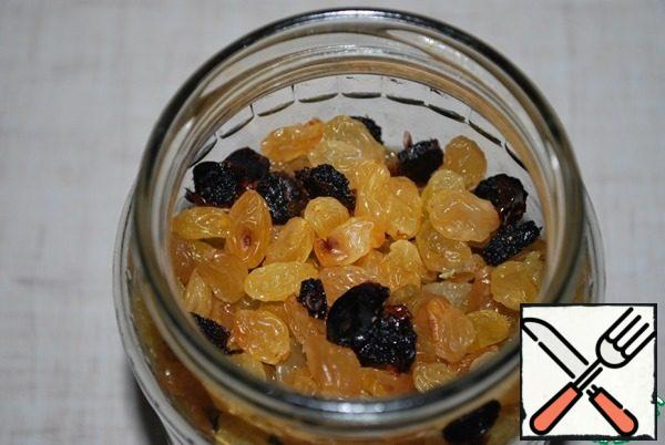 Prepare almonds and candied fruits in advance. Put the almonds in boiling water, hold for a couple of minutes and peel them. Fry the almonds in the oven and chop them coarsely. Pour raisins and dried cherries 5-6 days before cooking with a mixture of cognac and liqueur (I have orange liqueur cointreau). I did not soak orange candied fruits, they are stored in a spicy syrup of vanilla and liqueur.