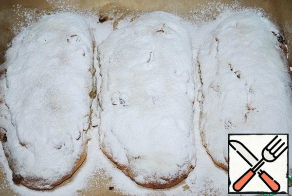 And sprinkle liberally with powdered sugar. i pack the finished stollen in powdered sugar in baking paper, then in foil and a kitchen towel. I put it in a cool place. two, three weeks is enough for curd stollen. during this time, it will be infused and will be fragrant and delicious.