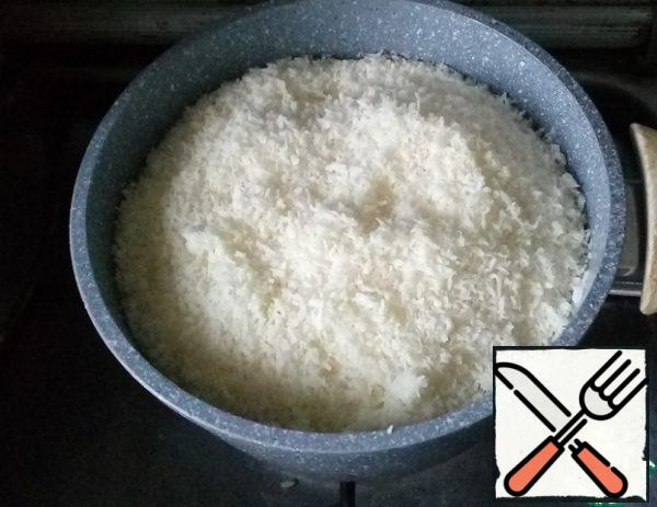 Gelatin pour 60 ml of water and leave to swell for 30 minutes.
Pour 4oo ml of milk into a saucepan with a thick bottom, add sugar and coconut shavings. Stir, heat to a boil and cook for 5 minutes.