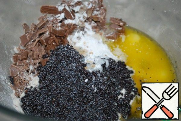 for the filling, mix the butter and sugar, add one egg, and mix. add vanilla syrup and flour with baking powder. add the poppy seeds (first drain the water from the poppy to make it glass) and chocolate.