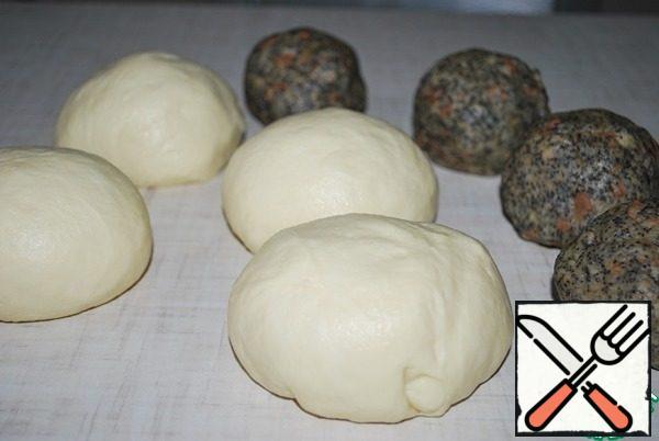 The dough meanwhile came up, it is very soft and tender. Divide the dough and filling into 4 equal parts