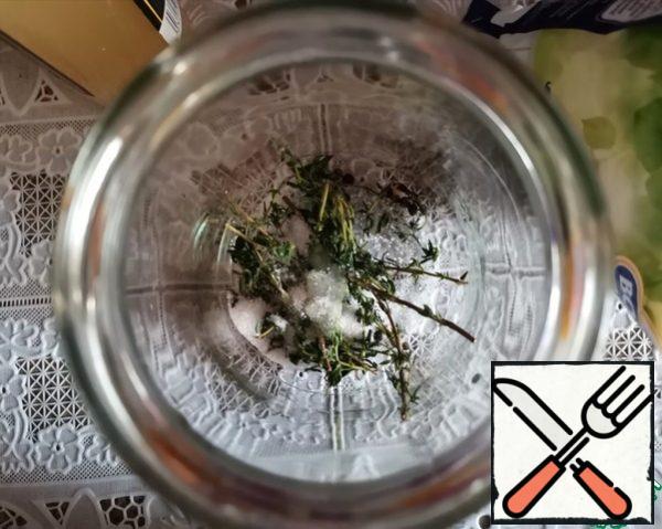 In a jar or bottle with a wide neck, pour peas of peppers, sugar and sprigs of thyme.