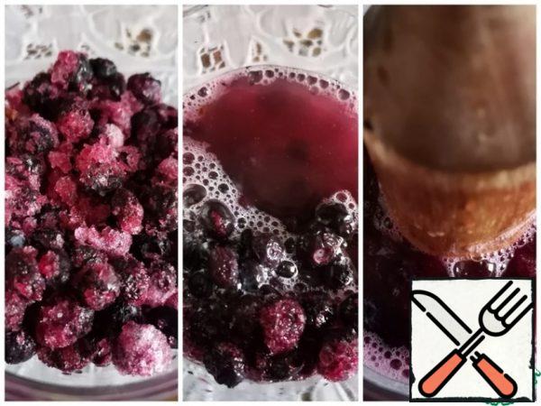 Then add the blueberries, pour in the vinegar and crush the contents well with a pusher.