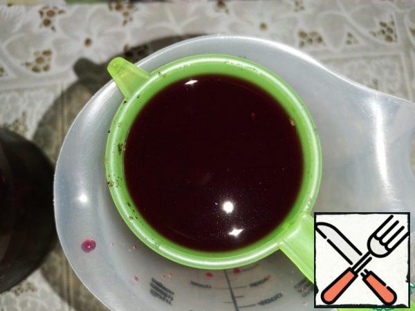 Close the lid and put in the refrigerator for 4 days. Once a day, shake the jar vigorously and put it back in place.
Then strain the vinegar through a strainer.