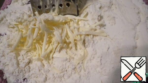Mix flour and baking powder. Mix sugar with vanilla. Add the sugar and butter to the flour and grind into fine crumbs.