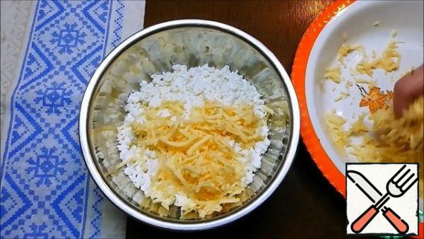 For the filling in a convenient bowl, pour 200 g of cottage cheese (I have 5%, moderate humidity), RUB on a large grater 100 g of any hard cheese (it would be nice to have mozzarella))).