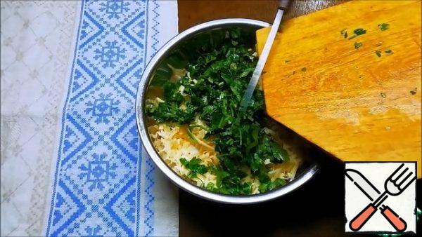Add finely chopped any greens you like. I took the parsley. Mix everything together. If necessary, we add salt. Because there is cheese in the filling, I did not add salt.
