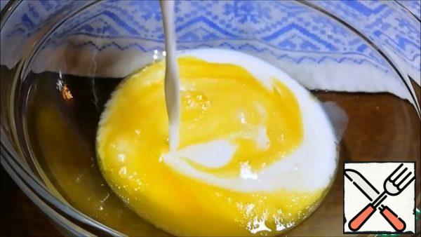 For filling, mix 1 egg, 80 ml of milk and 80 g of sour cream. Add 2 tablespoons of vegetable oil.