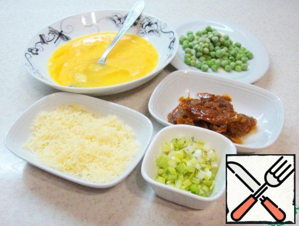 Prepare the ingredients.
Grate the cheese on a fine grater.
Slice the bottom of the green onion or leek.
Cut the sun-dried tomatoes into small pieces.
In a deep dish, break the eggs and shake with a fork.