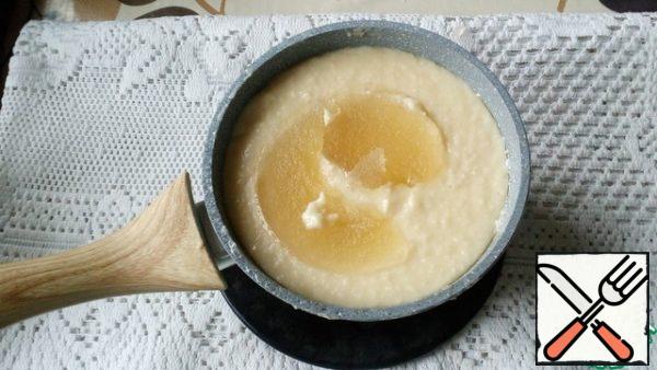 Remove from heat and cool to 80 degrees. Add the swollen gelatin and stir. Add the diced butter.
Punch with a blender until smooth and smooth.