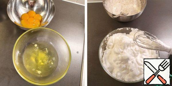 Separate the egg whites from the yolks. Set aside the yolks for the cream. And whisk the whites until the mass becomes thick and dense.