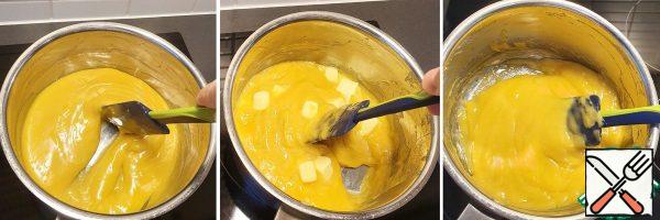 Mix the egg yolks with the starch. The mass should be homogeneous.

In a separate saucepan, mix the sugar, milk and cream. Put on medium heat. Stir until the sugar is completely dissolved.

Then, in a thin stream and constantly stirring, pour the warm milk mass into a bowl with the yolks. After that, we return the resulting mass to our saucepan.

Continue stirring at medium temperature. After a while, the cream will thicken. Let the cream mass boil for 1 minute, then turn off the stove.

Add the resulting cold cubes of butter. Stir until smooth.