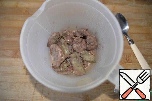 We clean the liver from the veins, wash it, fill it with salted water, bring it to a boil and cook for about 15 minutes. Don't digest it! If the cut inside the liver is not pink, but gray, then it is ready.
We take out the finished liver from the broth, let it cool down a little.