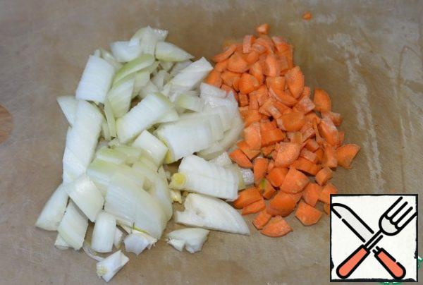 At the same time, we wash and clean the onions and carrots, cut into small cubes.