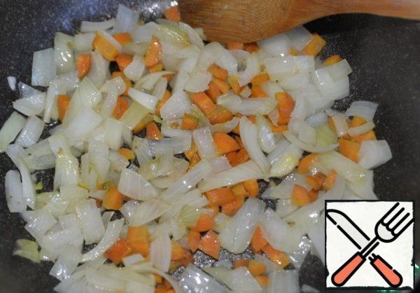 Fry the onions and carrots in oil until soft. Allow to cool slightly.