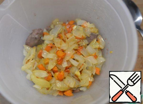 Combine the liver with onions and carrots, punch with a blender.