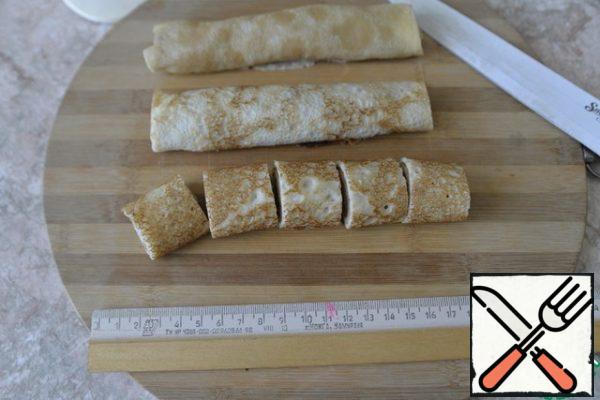 At the frozen rolls, cut off the empty ends with a sharp knife, cut into identical rolls about 3 cm wide.