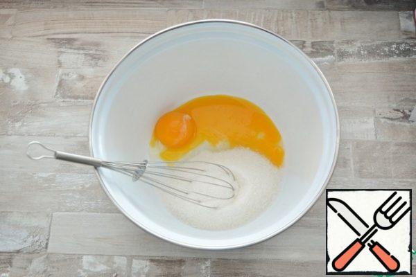 For the dough: mix the egg yolks in a bowl with a pinch of salt and sugar