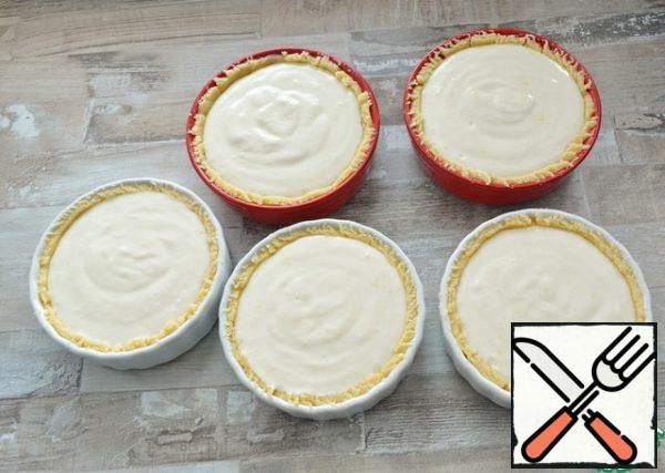 Fill the molds with the filling. Shake the molds slightly so that the filling is evenly distributed.