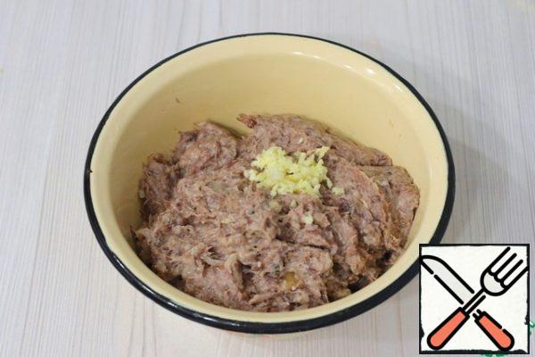 Garlic (3 teeth) pass through a garlic press and add to the meat passed through a meat grinder and cut into pieces. Skip and cut into pieces of meat and garlic to return to the broth. The mixture is stirred.