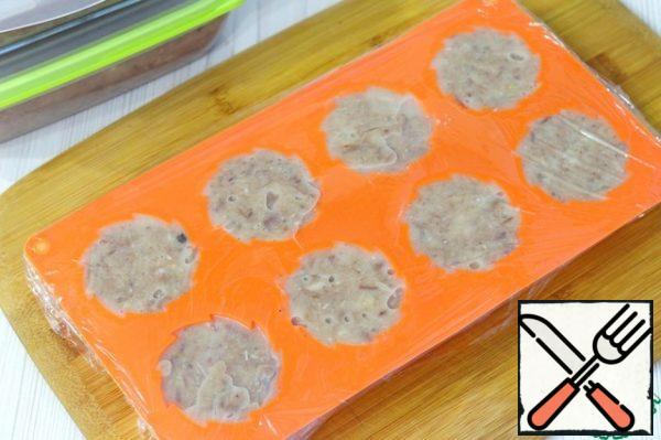 Pour the jelly into molds and set it in a cold place to cool.