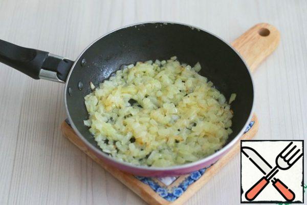 Chop the onion (1 PC.) into small cubes. Add 1 tablespoon of melted butter to the pan, add the onion. Saute the onion until lightly Golden brown.