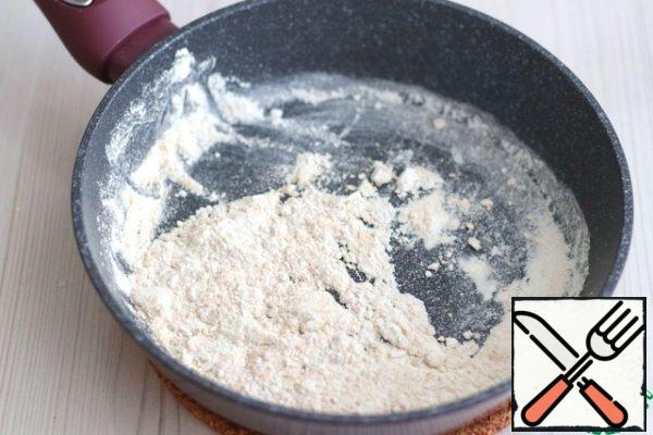 In a dry pan, add 2 tablespoons of flour with a small pea. Fry the flour until light cream color and light nutty smell. Remove the pan with flour from the heat and cool slightly.