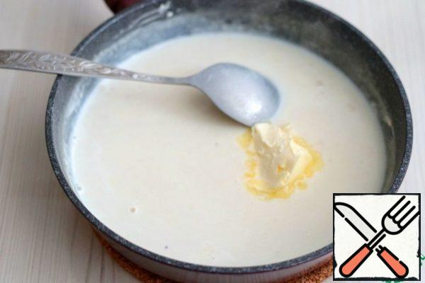 At the end, add 50 gr. butter. Remove the sauce from the heat.