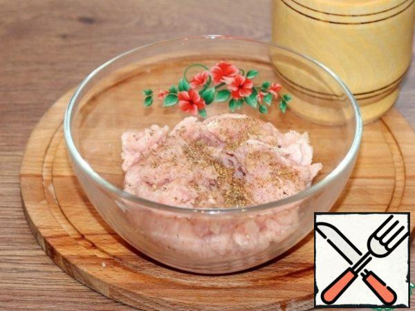 In the minced meat, add the seasoning for the meat, pressed garlic, pepper and salt, mix.