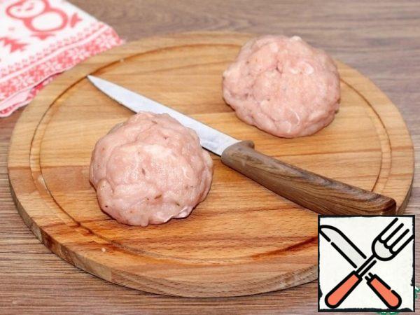 Divide the minced meat into 2 parts.