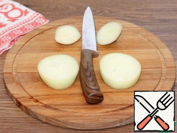 Onions are cleaned, cut off the tail and top. It remains the middle, we divide it in half.