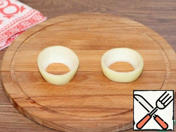 Divide the onion rings.
