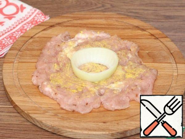 We put large onion rings on the tortillas, and begin to fill the middle.