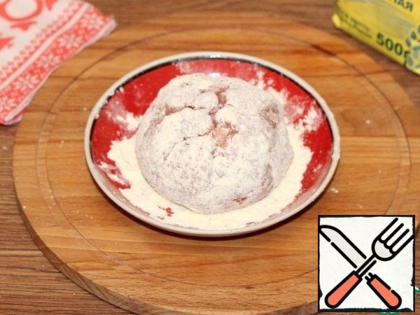 Roll the cutlet in corn flour.
