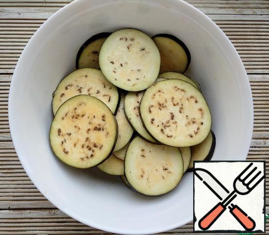 Add to the sliced eggplant, mix well so that each circle is soaked with egg. Leave for 10-15 minutes.