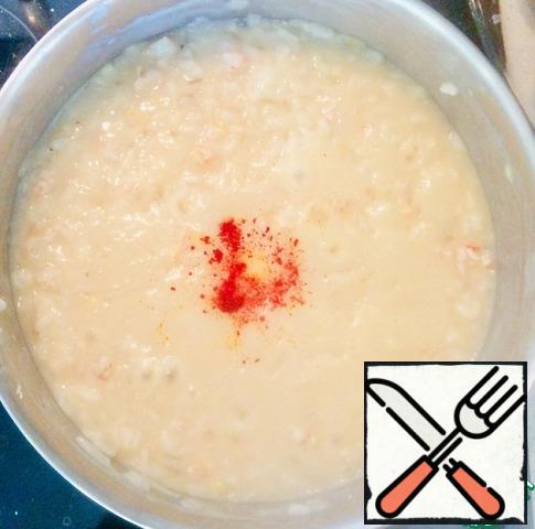 Add saffron for color, season with salt and pepper. If there is no saffron, this step can be omitted, although the risotto will not be so Sunny yellow