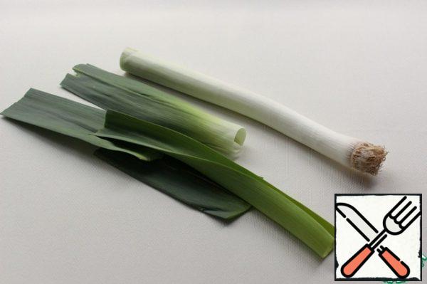 From the leeks, separate 2-3 leaves, rinse, dry.