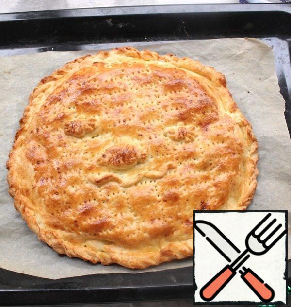 Bake in a well-preheated oven at 200* 30 minutes, taking into account the features of your oven.
For the second time, my granddaughter Masha, 4, helped me bake a pie. She asked: "does this fish live in the river or in the sea?"
I answer: "In the sea."
- Then I will make waves for the fish.
I made not only waves, but also fish. Try to find fish and waves.