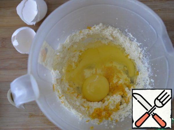 Put the eggs, beat.