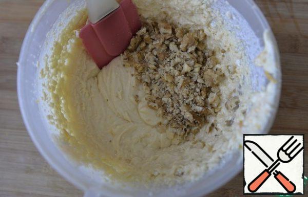 We put crushed nuts, you can take any to your taste, I have walnuts, crushed with a rolling pin.
