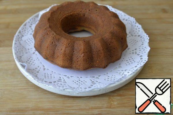 We take out the finished cake from the mold.
