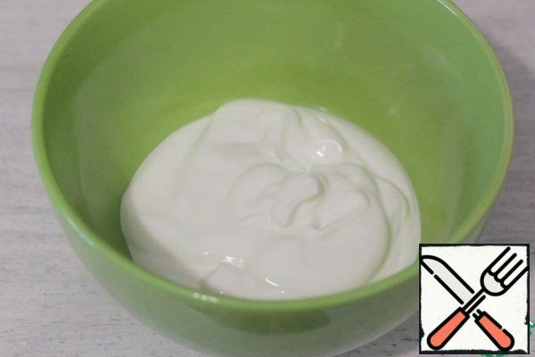 Meanwhile, prepare the sauce.
Put the yogurt in a deep bowl. Add Dijon mustard, honey, vinegar, salt and olive oil.
Mix well with a whisk.