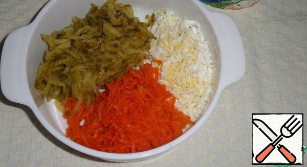 Prepare the products. Cook the egg and carrots in salted water. Cool and clean. Carrots, cucumbers, egg three on a grater.