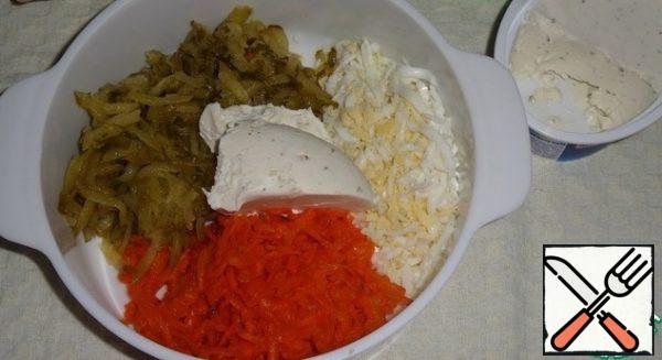 In a Cup to the grated ingredients, add cottage cheese (about 2/3 of the jar). Salt to taste.