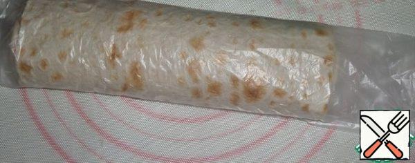Wrap the roll with cling film or put it in a plastic bag. Remove for 20-30 minutes in the refrigerator.