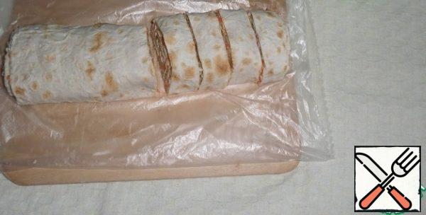 After the specified time, cut the roll into portions.