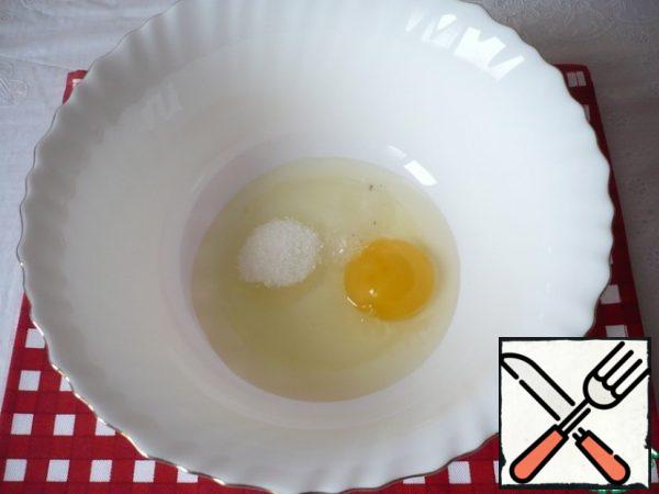 In a bowl, beat the egg, add salt and sugar. Mix everything well with a whisk.